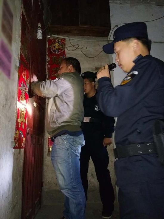 望谟李文锁城开锁公司粗心妈妈误将幼女锁家中 民警全城寻开锁师傅开门